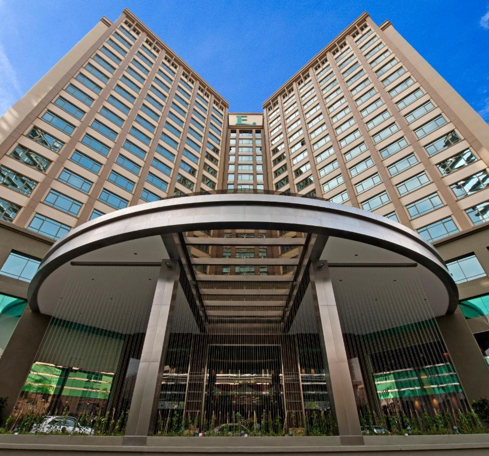 Eastin Hotel Kuala Lumpur Petaling Jaya Buitenkant foto The entrance of the hotel