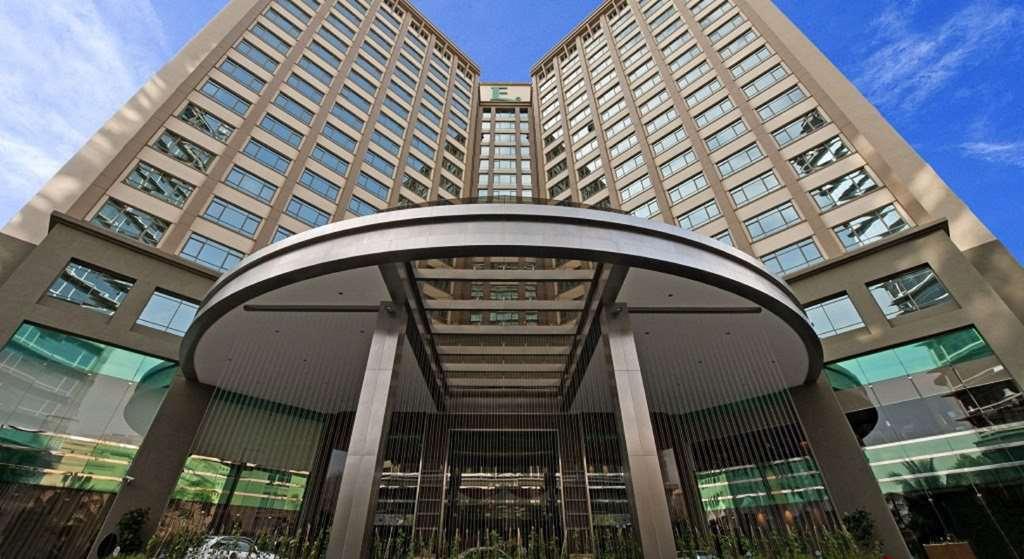 Eastin Hotel Kuala Lumpur Petaling Jaya Buitenkant foto The entrance of the hotel