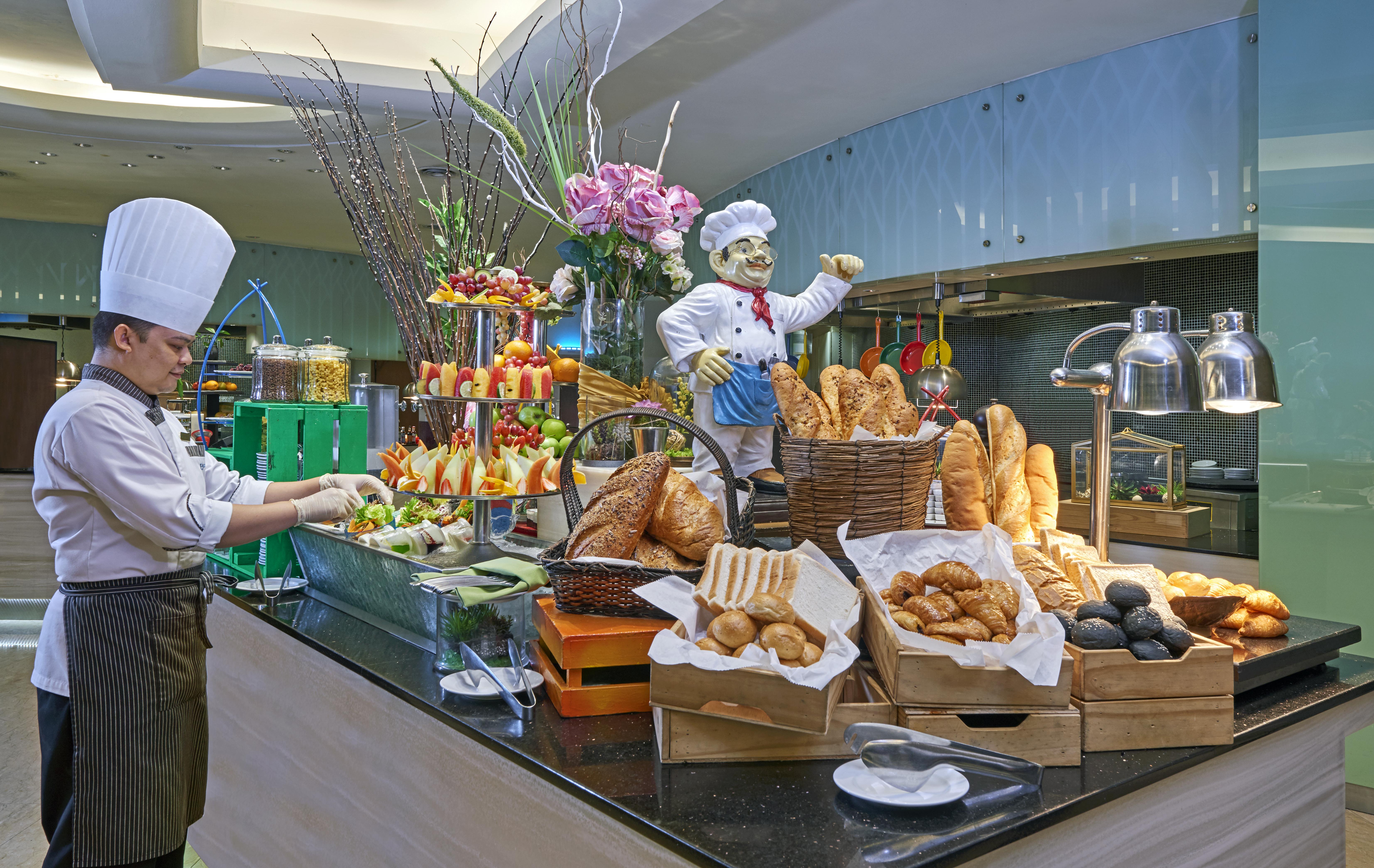 Eastin Hotel Kuala Lumpur Petaling Jaya Buitenkant foto A bread station at a buffet