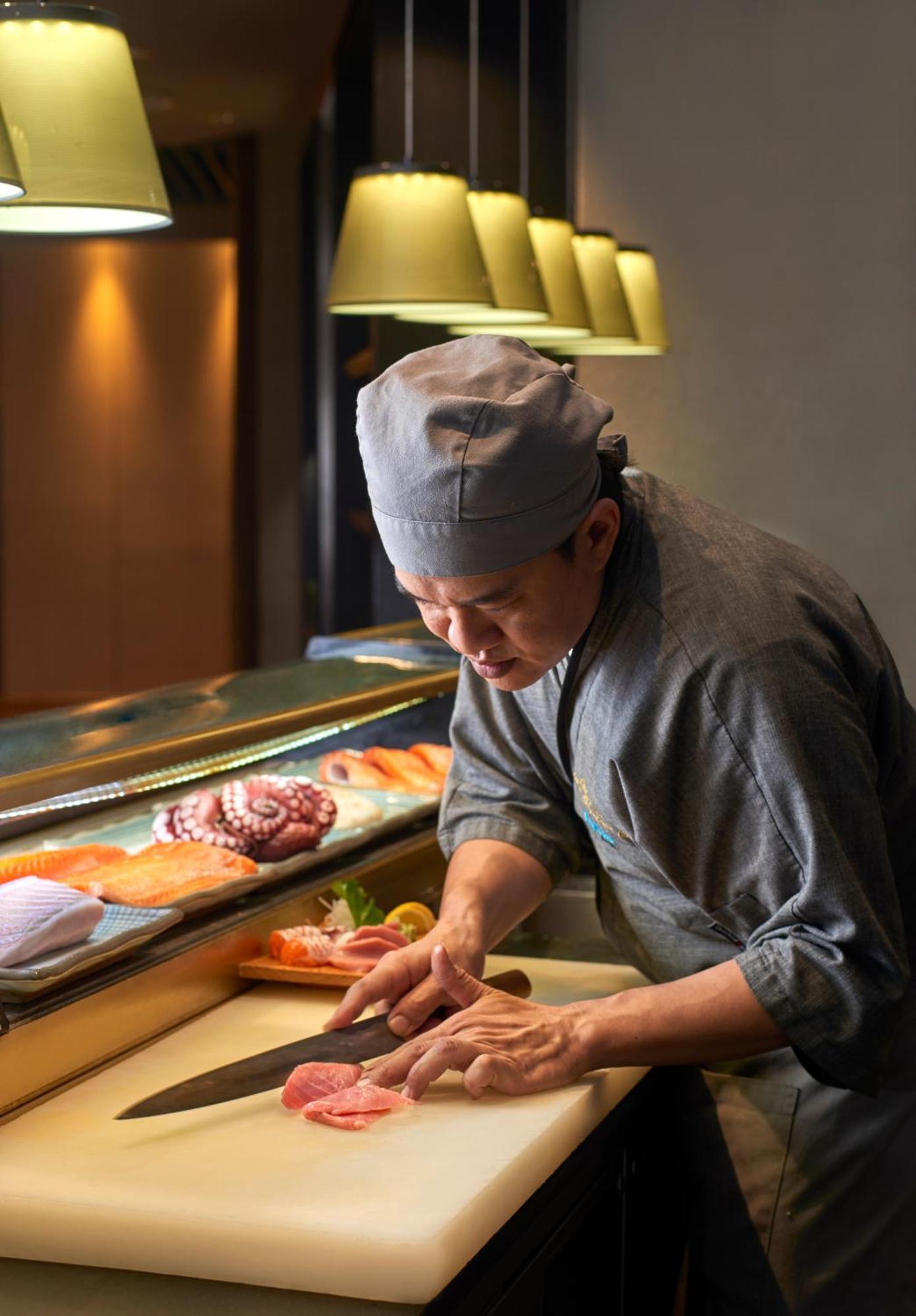 Eastin Hotel Kuala Lumpur Petaling Jaya Buitenkant foto A sushi chef at work