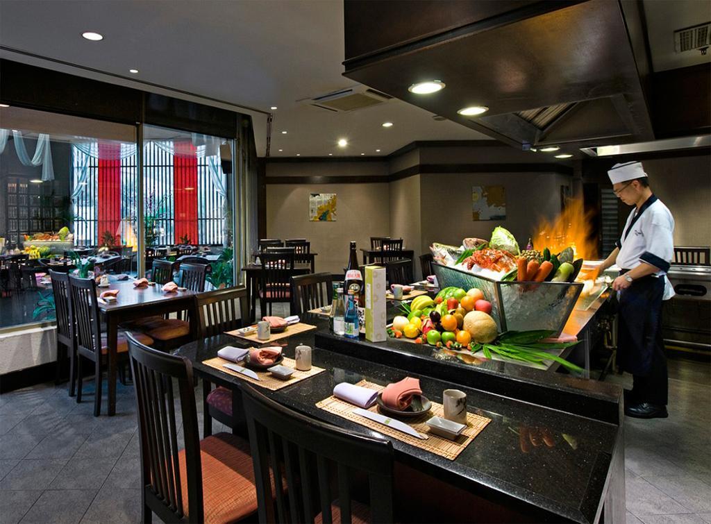 Eastin Hotel Kuala Lumpur Petaling Jaya Buitenkant foto A restaurant in a hotel