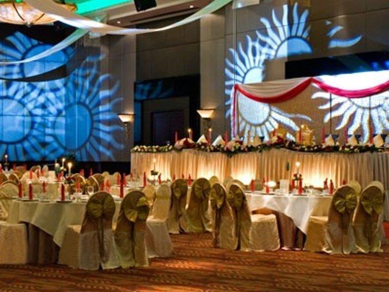 Eastin Hotel Kuala Lumpur Petaling Jaya Buitenkant foto A wedding reception at a hotel