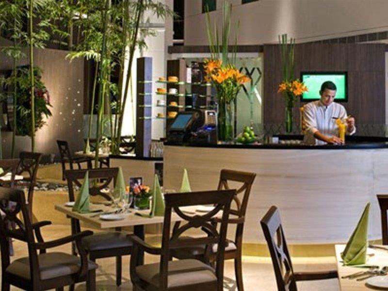Eastin Hotel Kuala Lumpur Petaling Jaya Buitenkant foto The interior of the restaurant